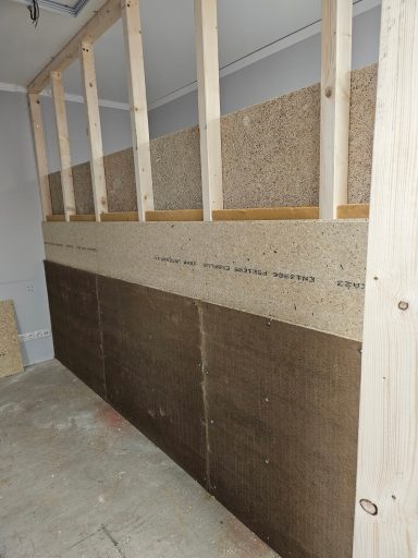 Holzrahmen-Innenwand mit Lehmbauplatten